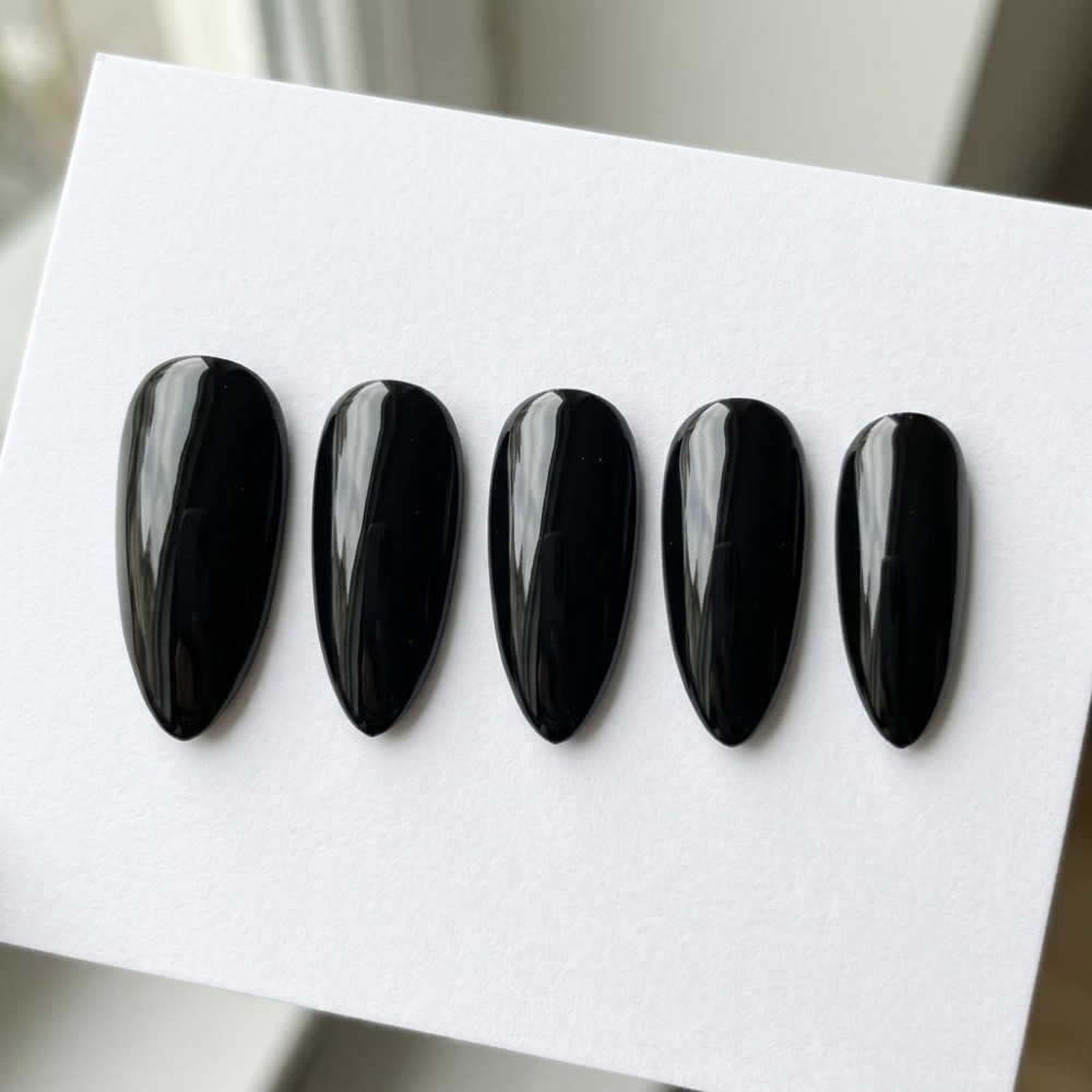 Średnie, błyszczące, czarne pa – Nail Art Oval recenzja i cena